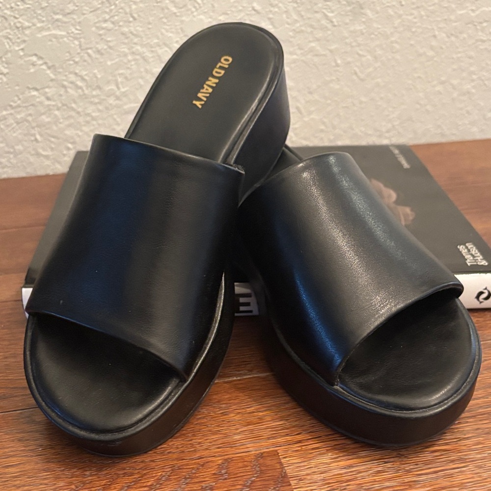 Old Navy Women's Sleek Black Clogs